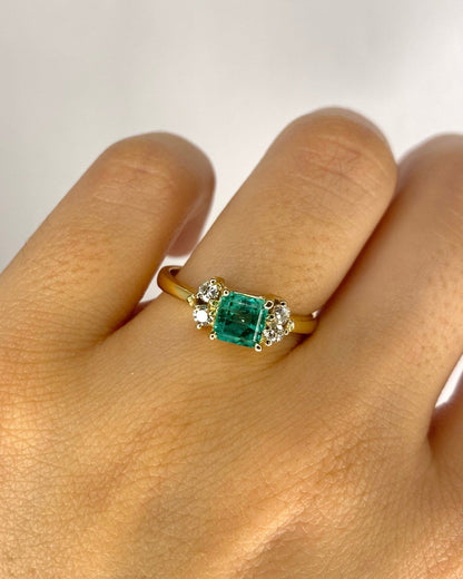 Bague Trilogie Émeraude 1.10 carat &amp; Diamants 0.20 carat "Cybille" - Elliade Paris