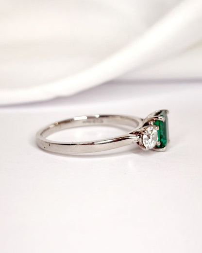 Bague Trilogie Émeraude 1.10 carat &amp; Diamants 0.60 carat "Billy" - Elliade Paris