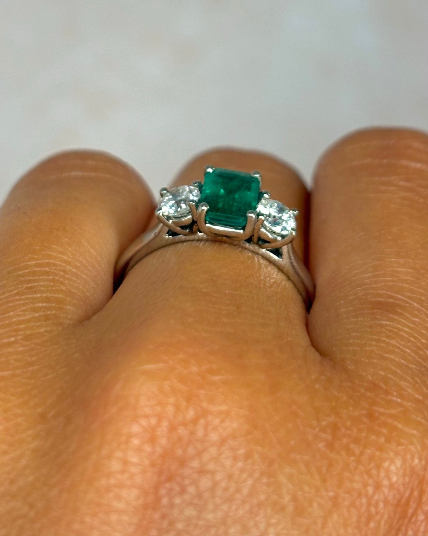 Bague Trilogie Émeraude 1.10 carat &amp; Diamants 0.60 carat "Billy" - Elliade Paris