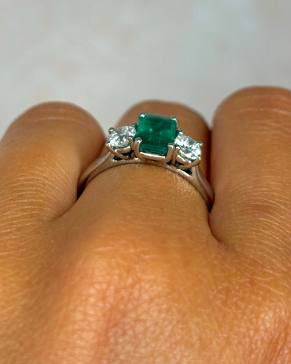 Bague Trilogie Émeraude 1.10 carat &amp; Diamants 0.60 carat "Billy" - Elliade Paris