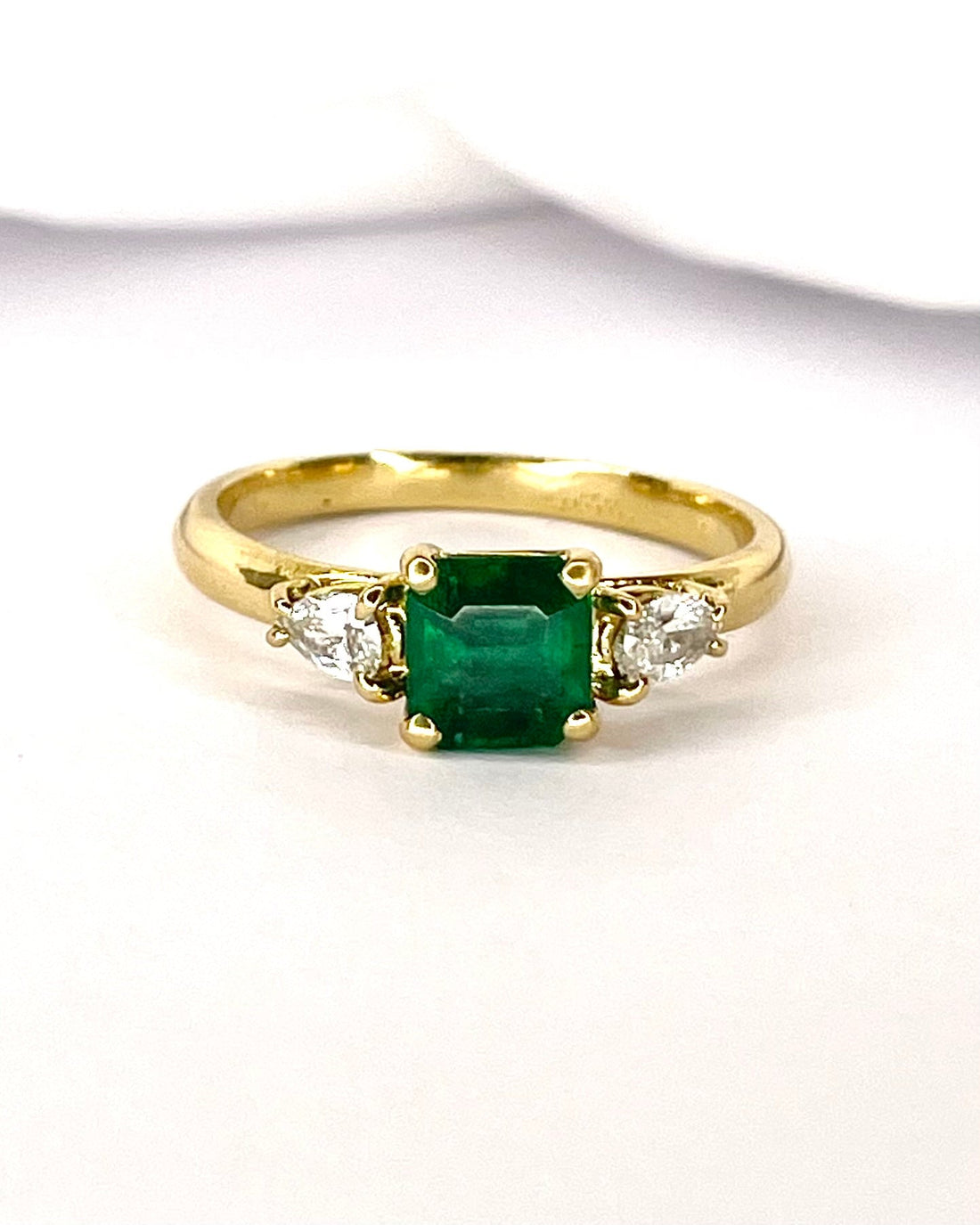 Bague Trilogie Émeraude 1.10 carat &amp; Diamants "Romane" - Elliade Paris