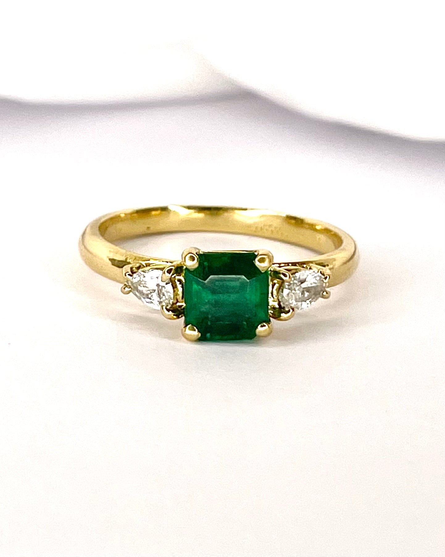 Bague Trilogie Émeraude 1.10 carat &amp; Diamants "Romane" - Elliade Paris