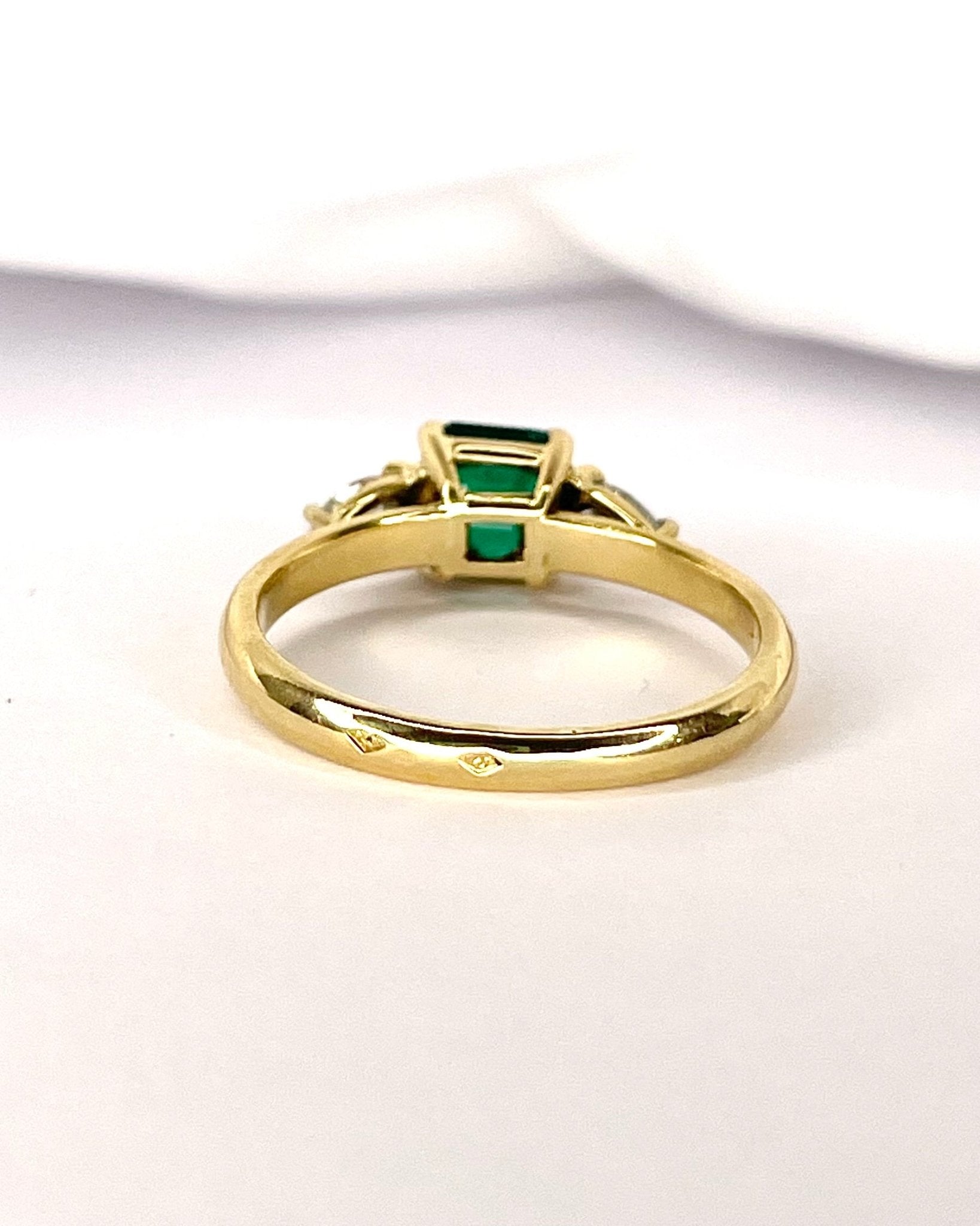Bague Trilogie Émeraude 1.10 carat &amp; Diamants "Romane" - Elliade Paris