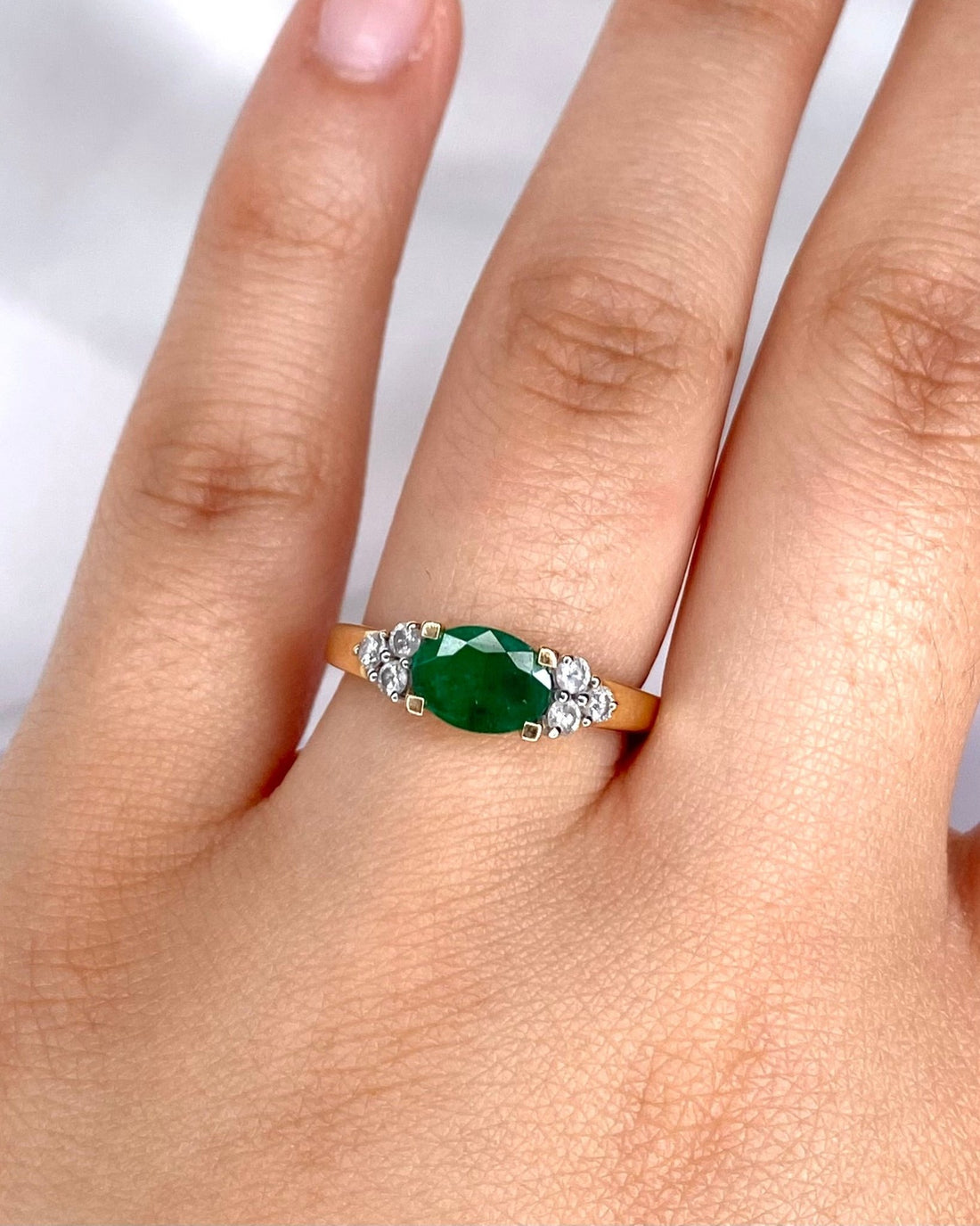 Bague Trilogie Émeraude 1.12 carat &amp; 6 Diamants "Siarra" - Elliade Paris