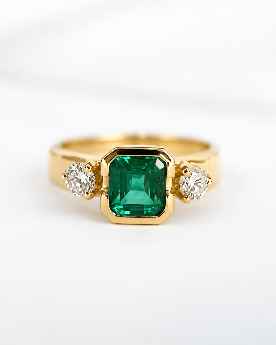 Bague Trilogie Émeraude 1.18 carat &amp; Diamants 0.30 carat 5.4g "Laurine" - Elliade Paris