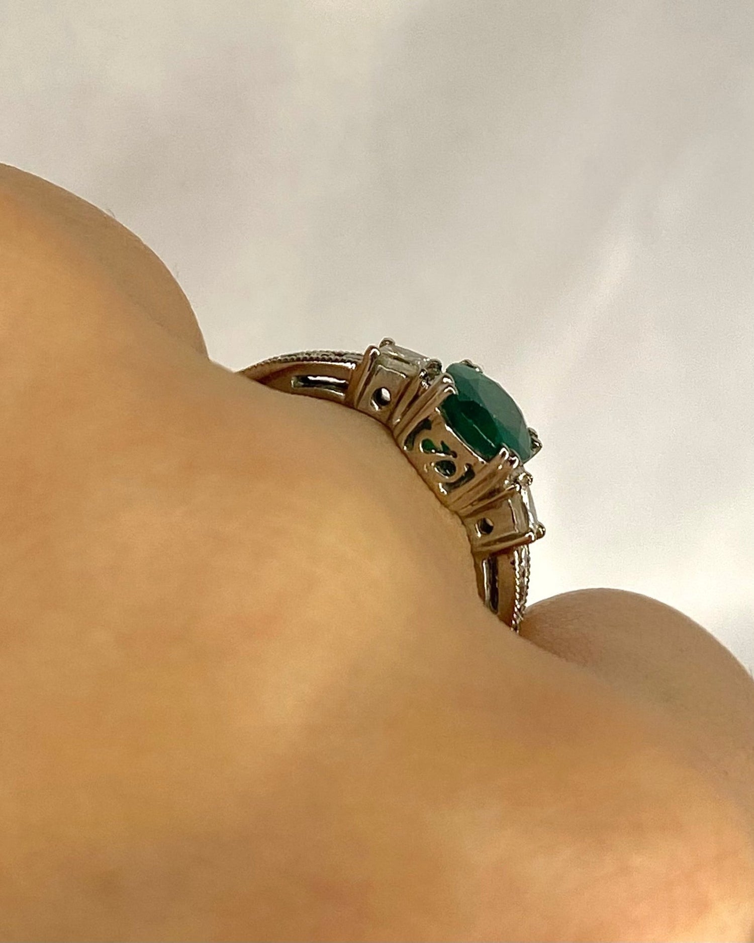 Bague Trilogie Émeraude 1.20 carat &amp; Diamants "Dorine" - Elliade Paris