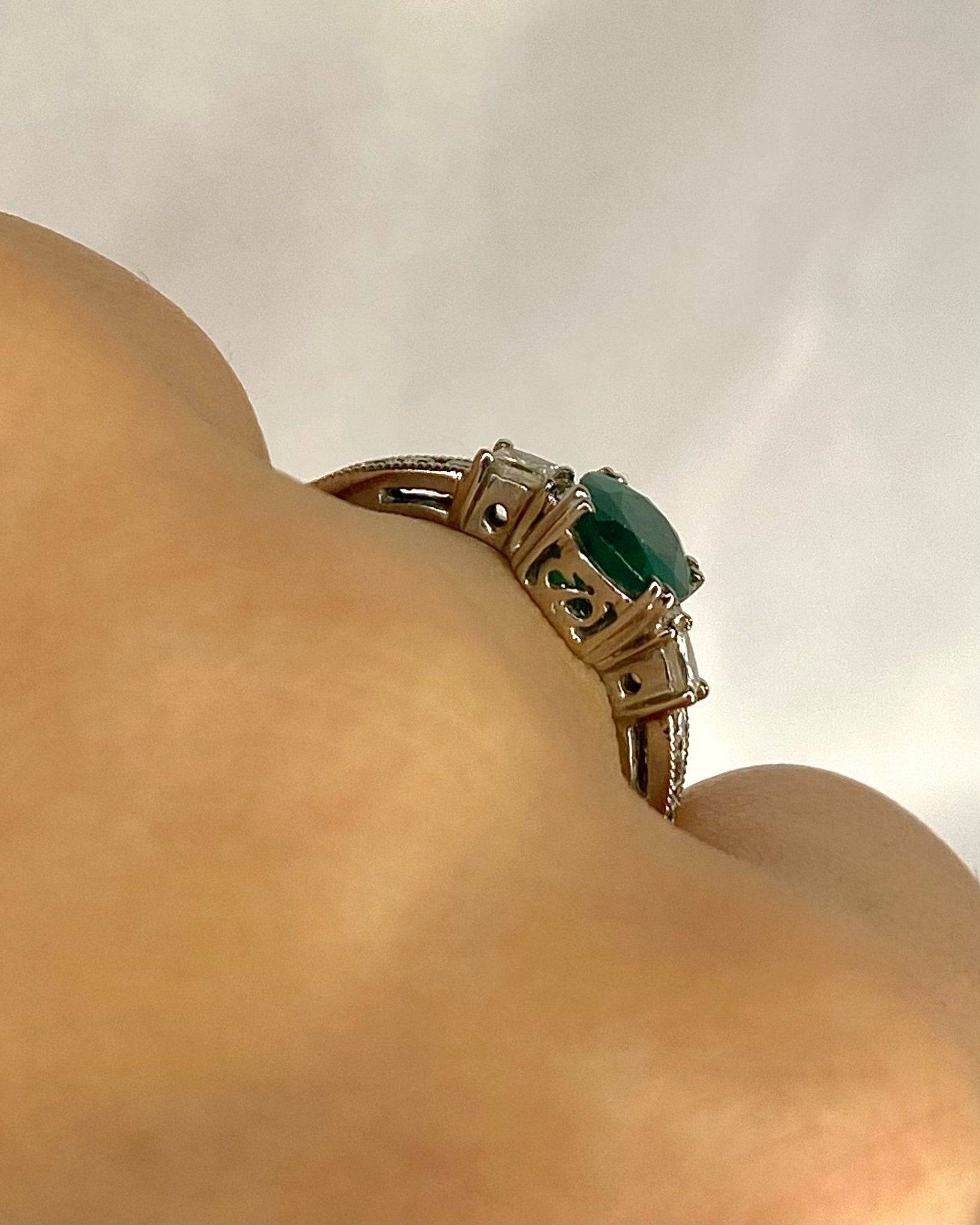 Bague Trilogie Émeraude 1.20 carat &amp; Diamants "Dorine" - Elliade Paris