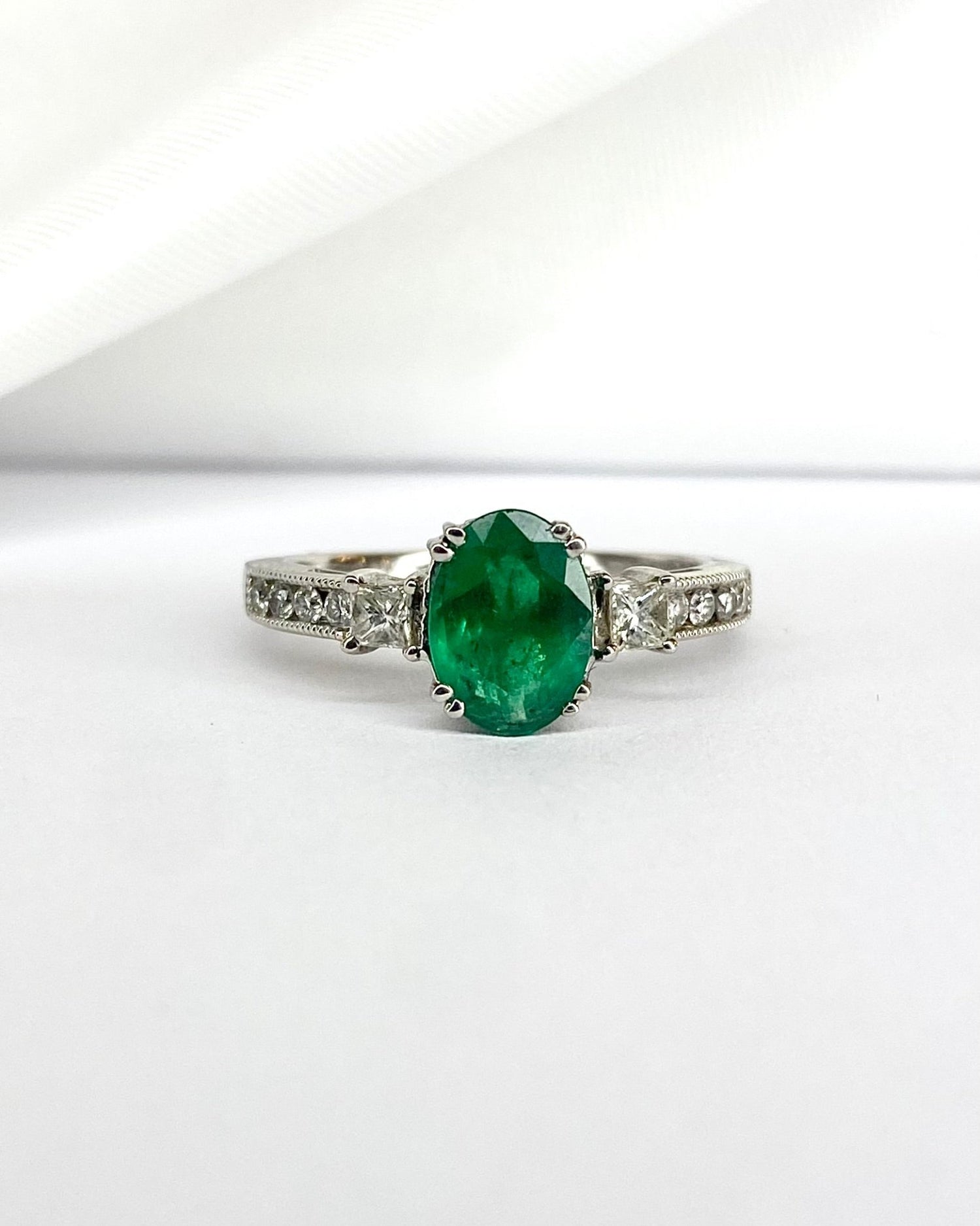 Bague Trilogie Émeraude 1.20 carat &amp; Diamants "Dorine" - Elliade Paris