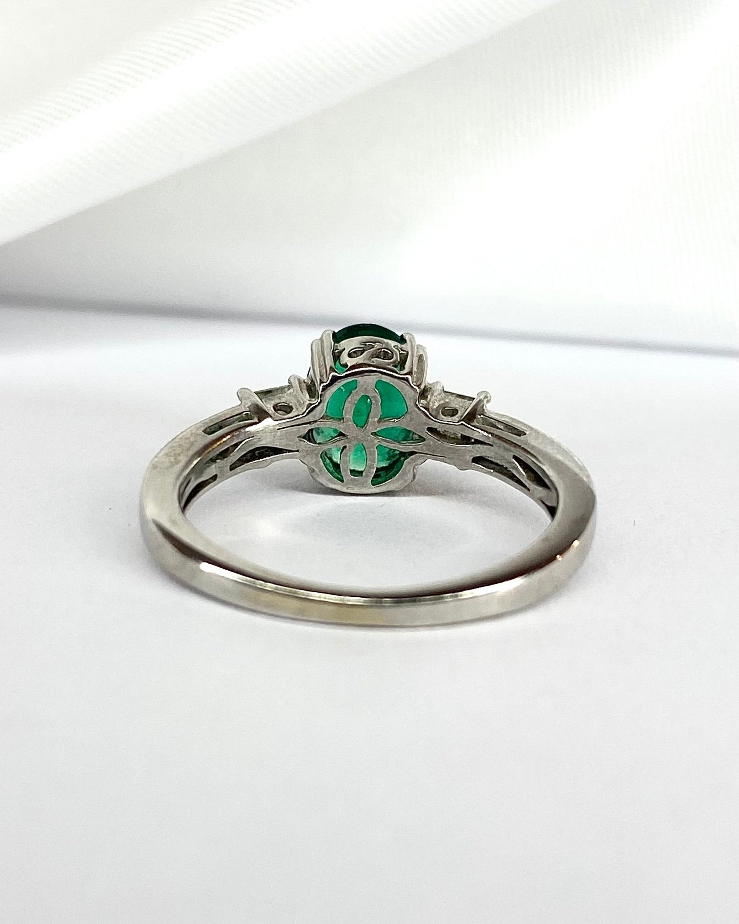 Bague Trilogie Émeraude 1.20 carat &amp; Diamants "Dorine" - Elliade Paris