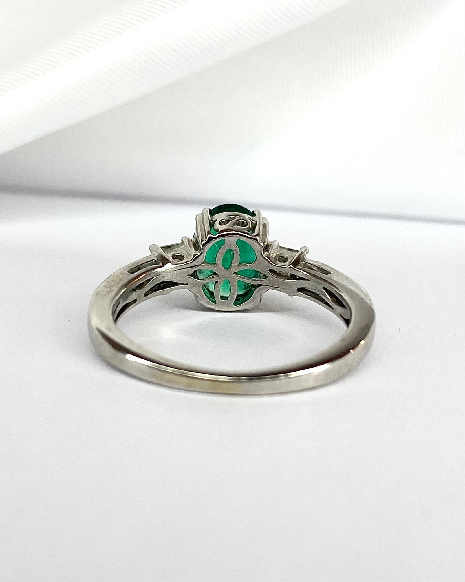 Bague Trilogie Émeraude 1.20 carat &amp; Diamants "Dorine" - Elliade Paris