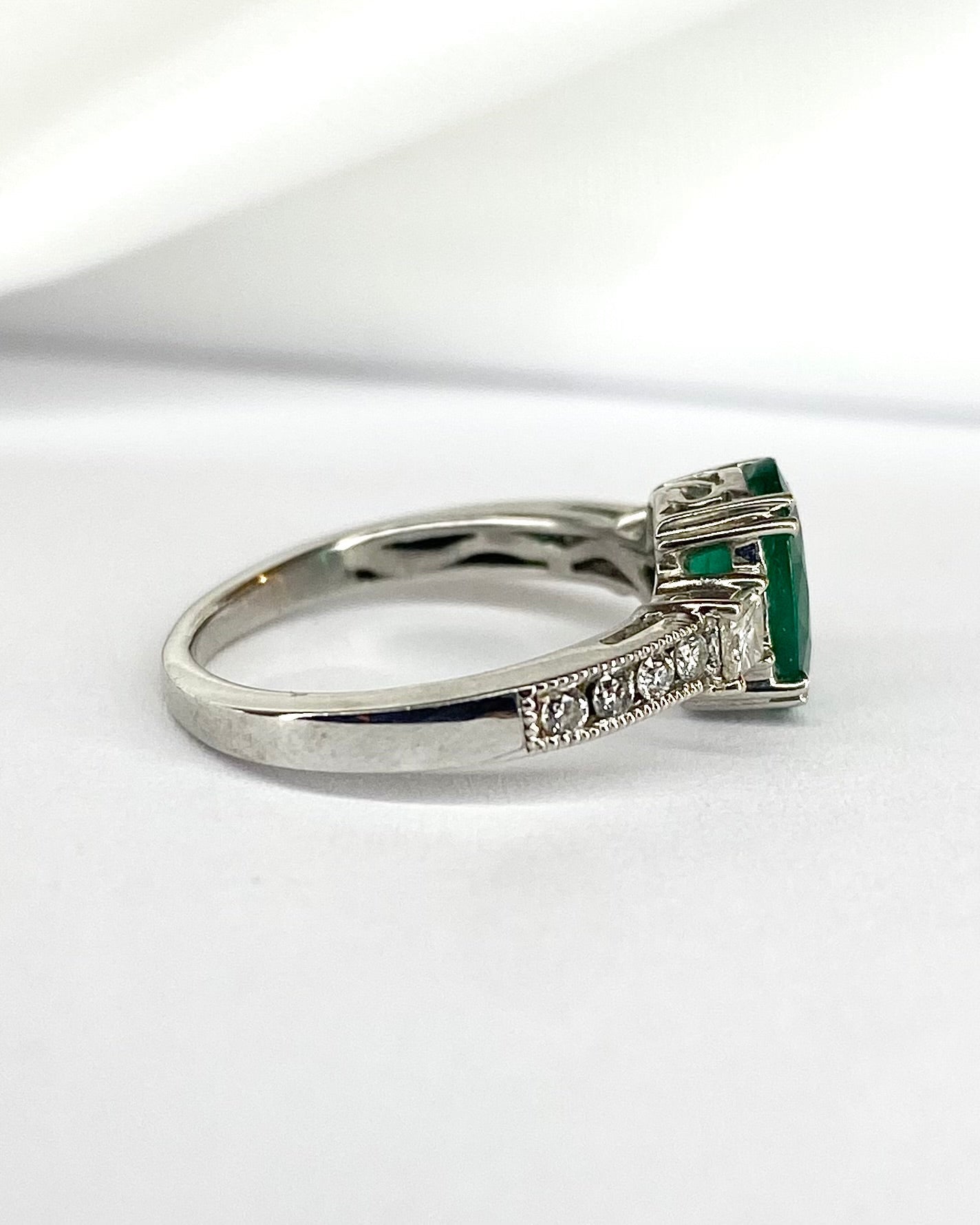 Bague Trilogie Émeraude 1.20 carat &amp; Diamants "Dorine" - Elliade Paris