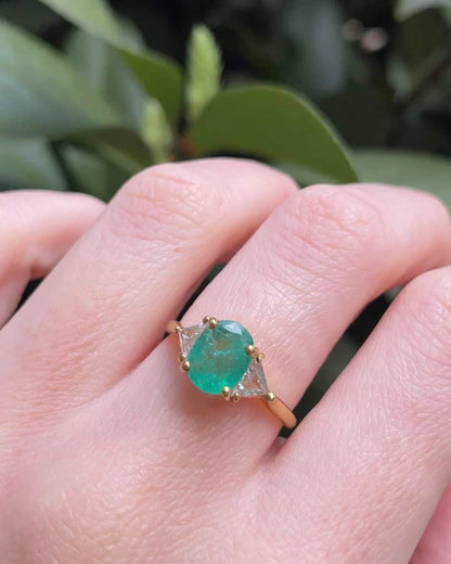 Bague Trilogie Émeraude 1.20 carat et Diamants &quot;Harmonie&quot; - Elliade Paris