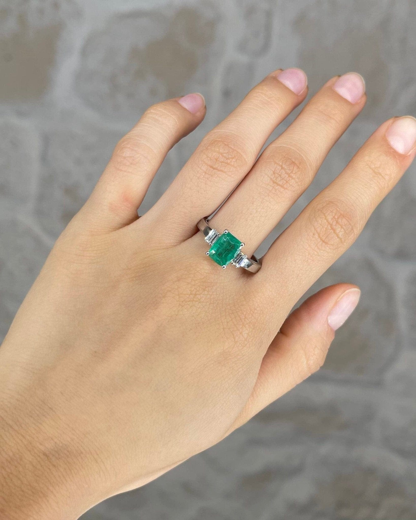 Bague Trilogie Émeraude 1.26 carat &amp; Diamants Baguette "Marion" - Elliade Paris
