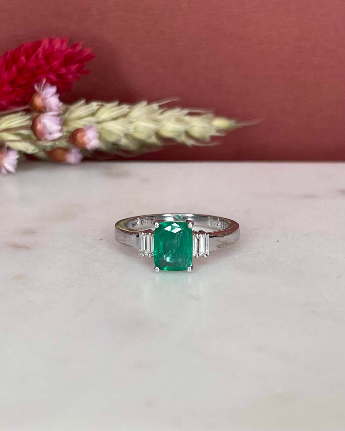 Bague Trilogie Émeraude 1.26 carat &amp; Diamants Baguette &quot;Marion&quot; - Elliade Paris