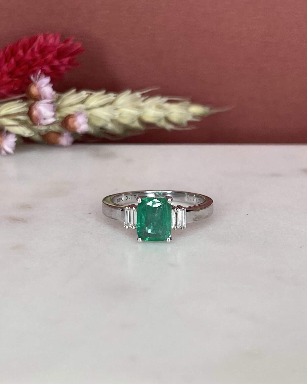 Bague Trilogie Émeraude 1.26 carat &amp; Diamants Baguette "Marion" - Elliade Paris