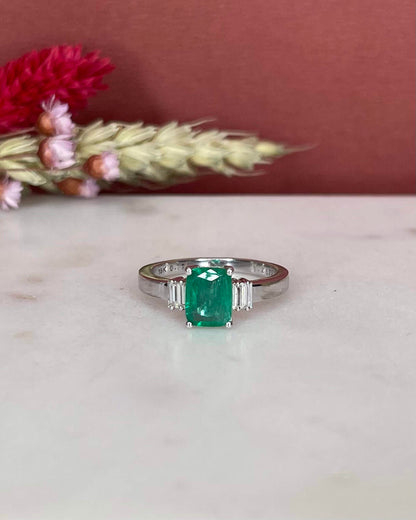 Bague Trilogie Émeraude 1.26 carat &amp; Diamants Baguette &quot;Marion&quot; - Elliade Paris