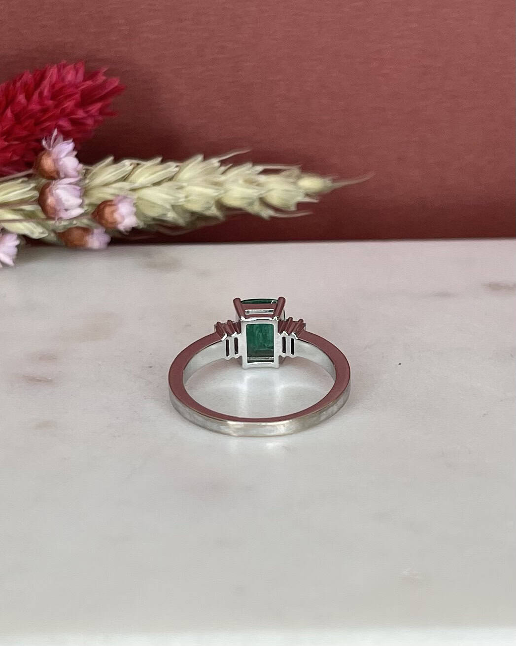 Bague Trilogie Émeraude 1.26 carat &amp; Diamants Baguette "Marion" - Elliade Paris
