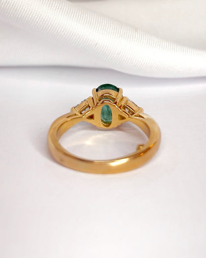 Bague Trilogie Émeraude 1.26 carat &amp; Diamants Troïdia 0.44 carat "Elora" - Elliade Paris