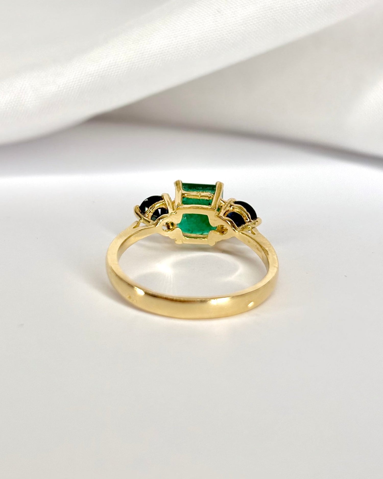 Bague Trilogie Émeraude 1.27 carat &amp; Saphirs 0.80 carat &quot;Nola&quot; - Elliade Paris