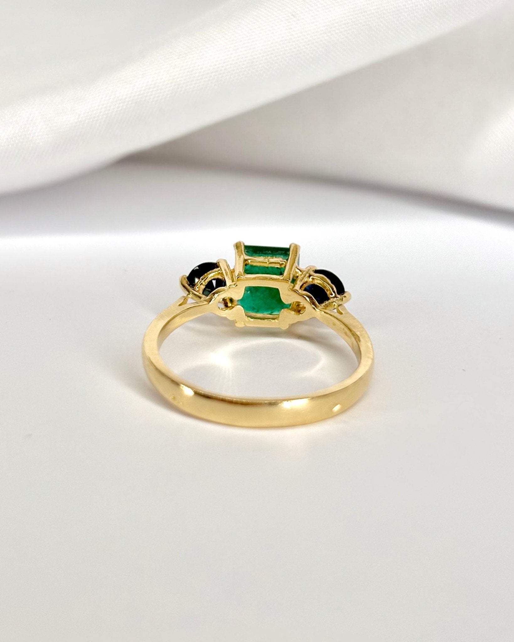 Bague Trilogie Émeraude 1.27 carat &amp; Saphirs 0.80 carat "Nola" - Elliade Paris