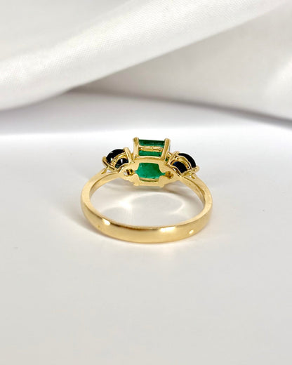Bague Trilogie Émeraude 1.27 carat &amp; Saphirs 0.80 carat &quot;Nola&quot; - Elliade Paris