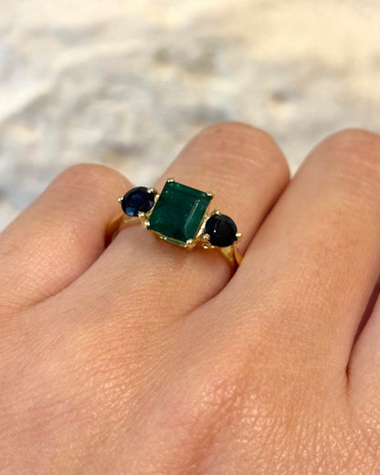 Bague Trilogie Émeraude 1.27 carat &amp; Saphirs 0.80 carat &quot;Nola&quot; - Elliade Paris
