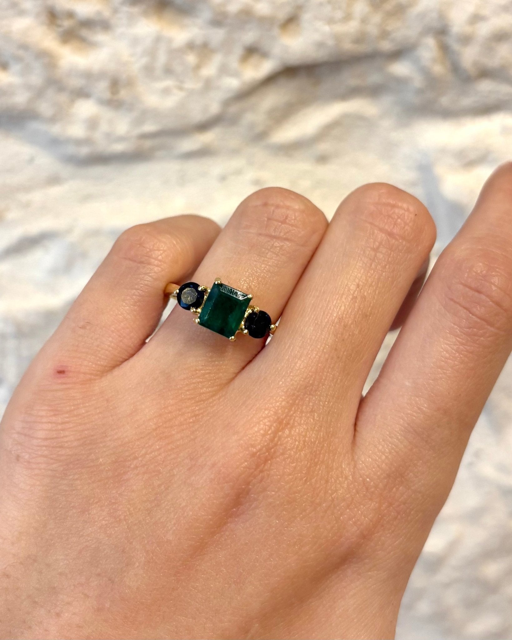 Bague Trilogie Émeraude 1.27 carat &amp; Saphirs 0.80 carat "Nola" - Elliade Paris