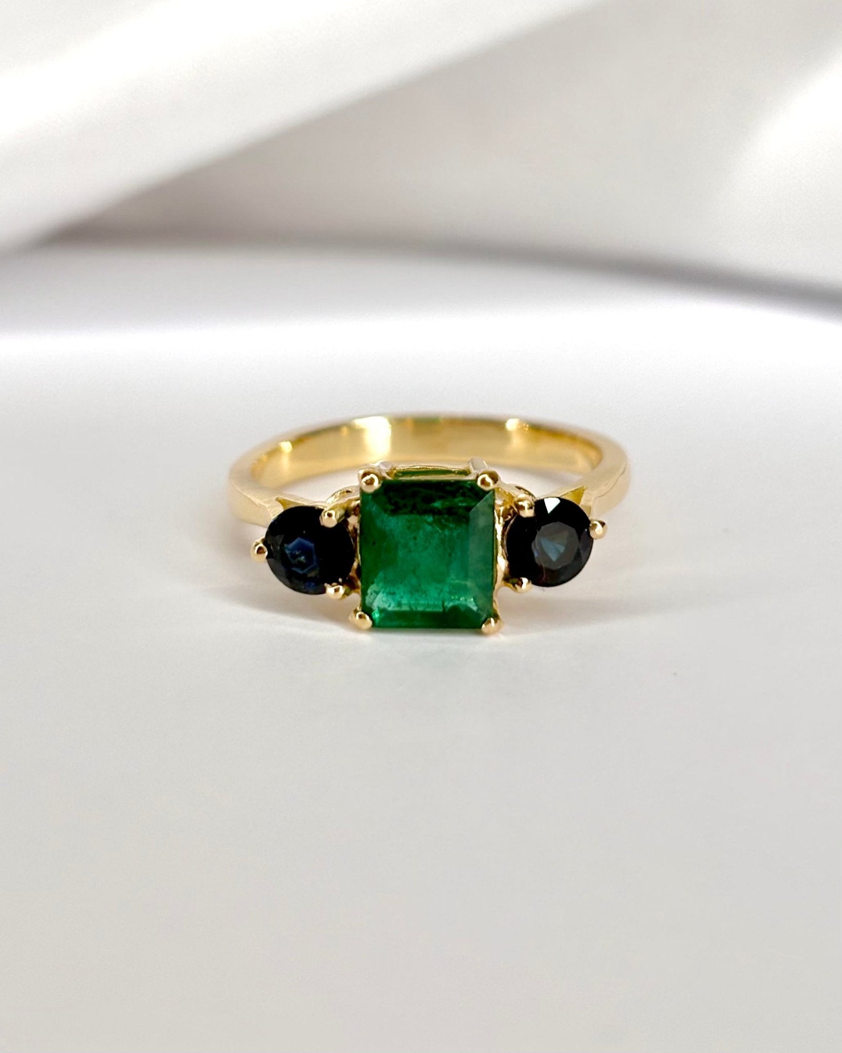 Bague Trilogie Émeraude 1.27 carat &amp; Saphirs 0.80 carat "Nola" - Elliade Paris