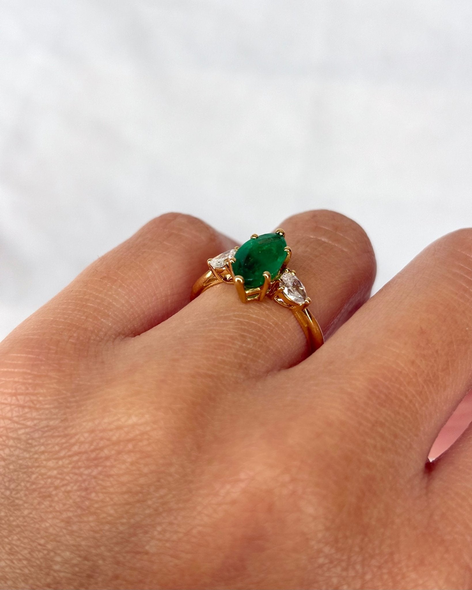 Bague Trilogie Émeraude 1.30 carat Marquise &amp; Diamants Poire "Emeline" - Elliade Paris