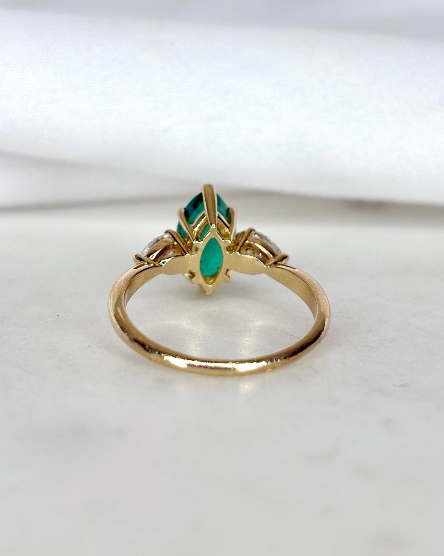 Bague Trilogie Émeraude 1.30 carat Marquise &amp; Diamants Poire &quot;Emeline&quot; - Elliade Paris