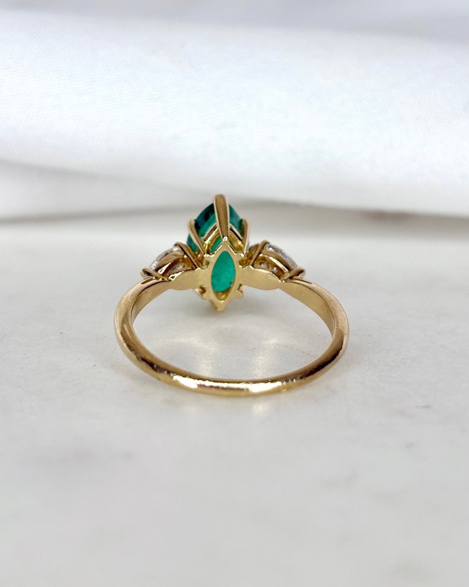 Bague Trilogie Émeraude 1.30 carat Marquise &amp; Diamants Poire "Emeline" - Elliade Paris