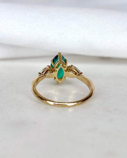 Bague Trilogie Émeraude 1.30 carat Marquise &amp; Diamants Poire &quot;Emeline&quot; - Elliade Paris