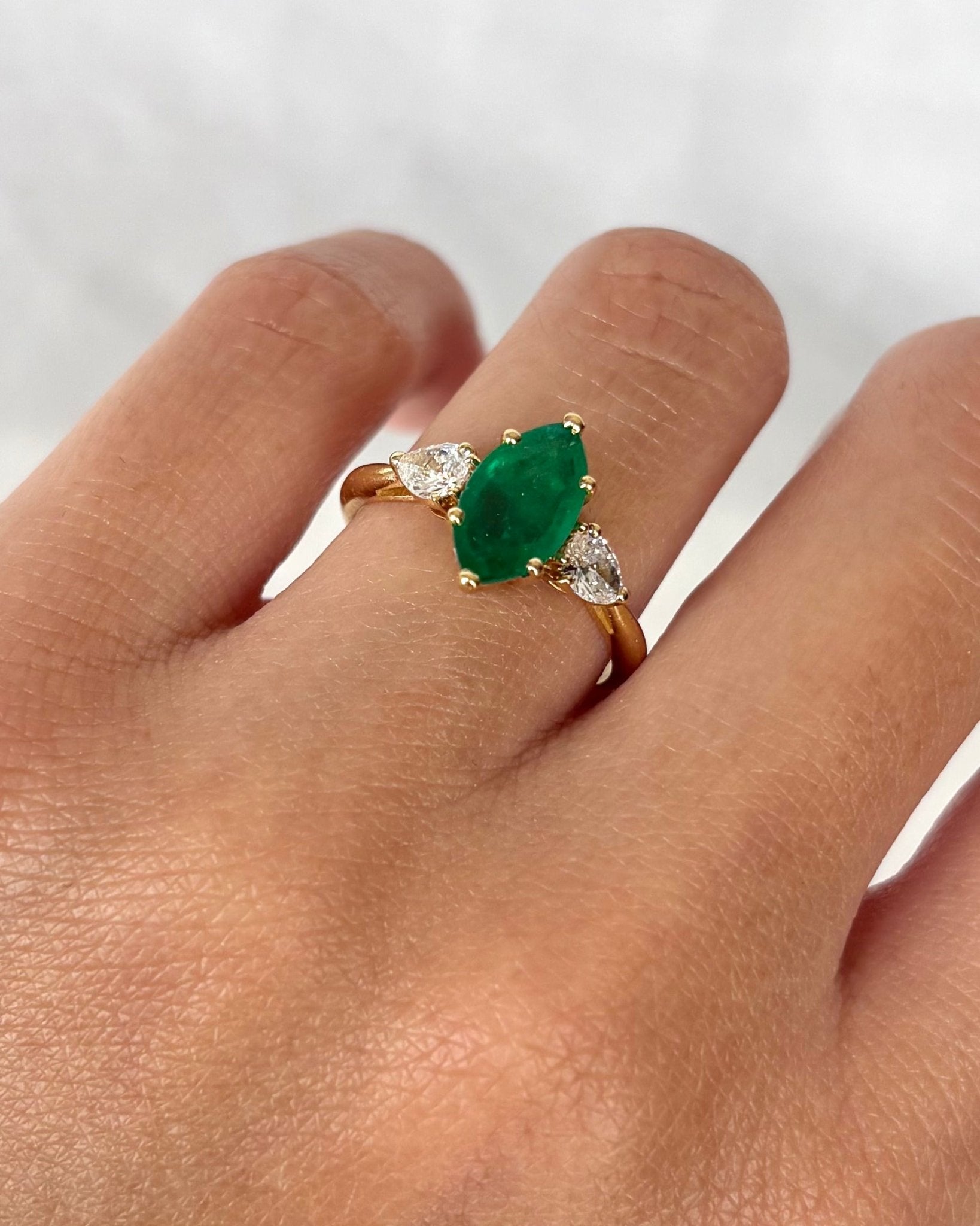 Bague Trilogie Émeraude 1.30 carat Marquise &amp; Diamants Poire "Emeline" - Elliade Paris