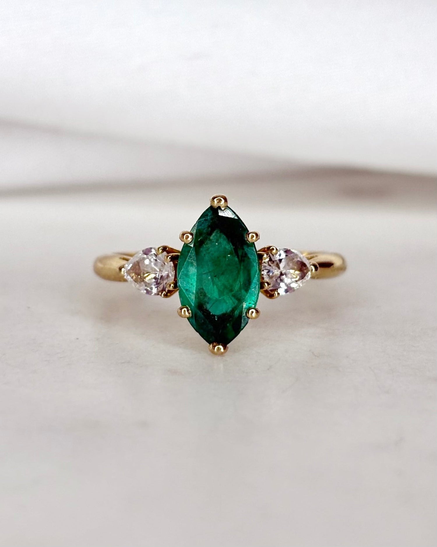 Bague Trilogie Émeraude 1.30 carat Marquise &amp; Diamants Poire &quot;Emeline&quot; - Elliade Paris