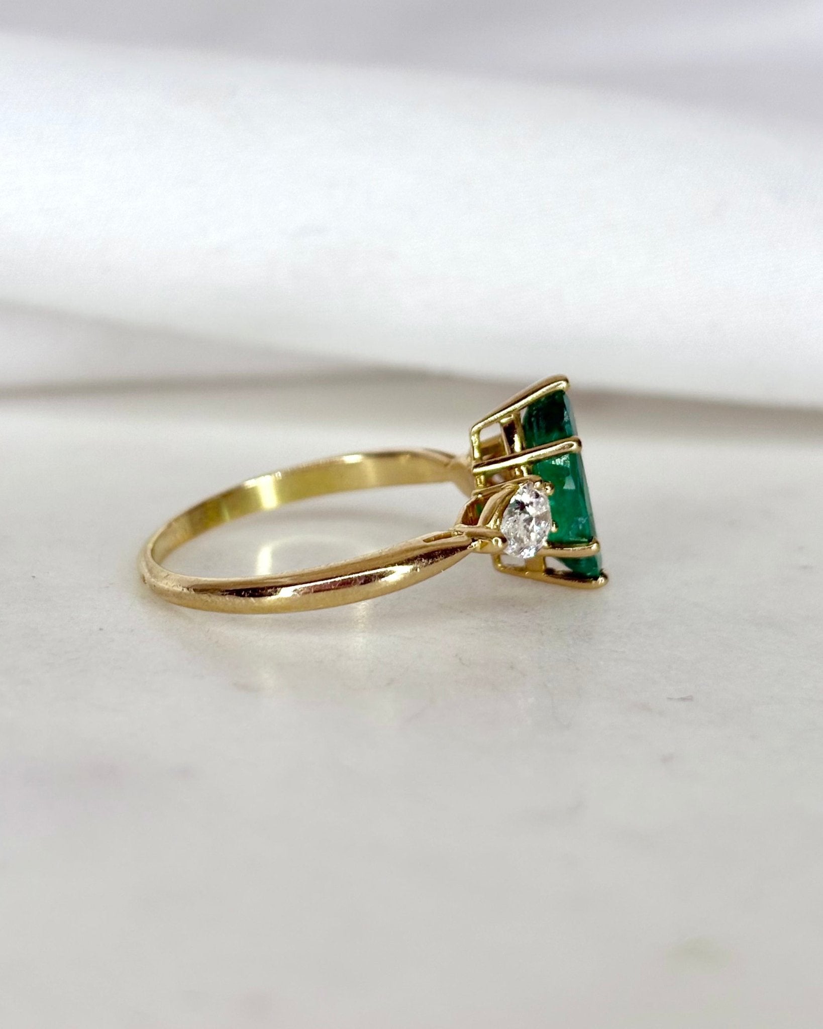 Bague Trilogie Émeraude 1.30 carat Marquise &amp; Diamants Poire "Emeline" - Elliade Paris