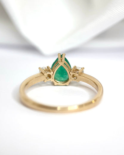 Bague Trilogie Émeraude 1.31 carat &amp; Diamants "Naomé" - Elliade Paris