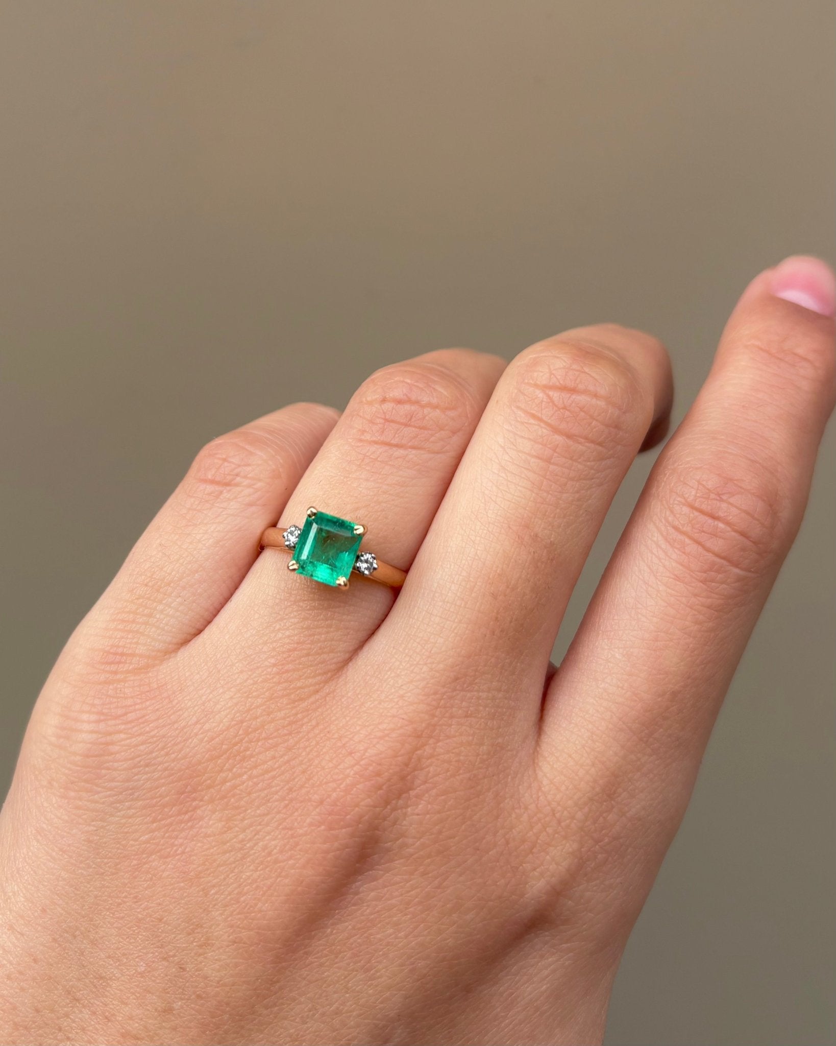 Bague Trilogie Émeraude 1.54 carat &amp; Diamants "Christiane" - Elliade Paris