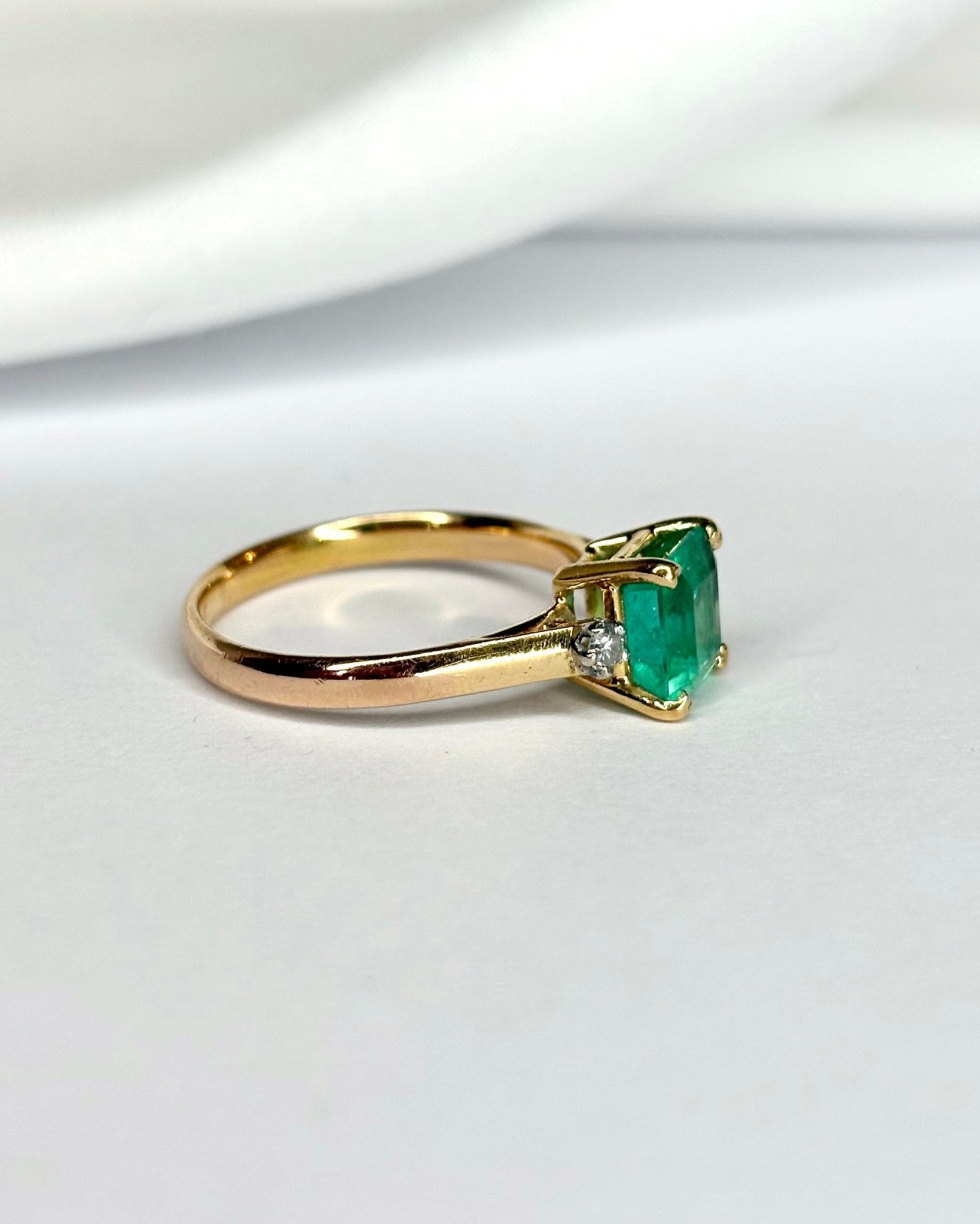 Bague Trilogie Émeraude 1.54 carat &amp; Diamants "Christiane" - Elliade Paris
