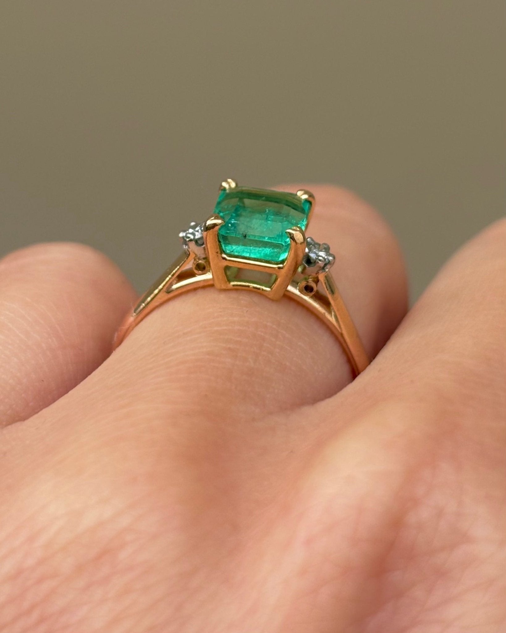 Bague Trilogie Émeraude 1.54 carat &amp; Diamants "Christiane" - Elliade Paris