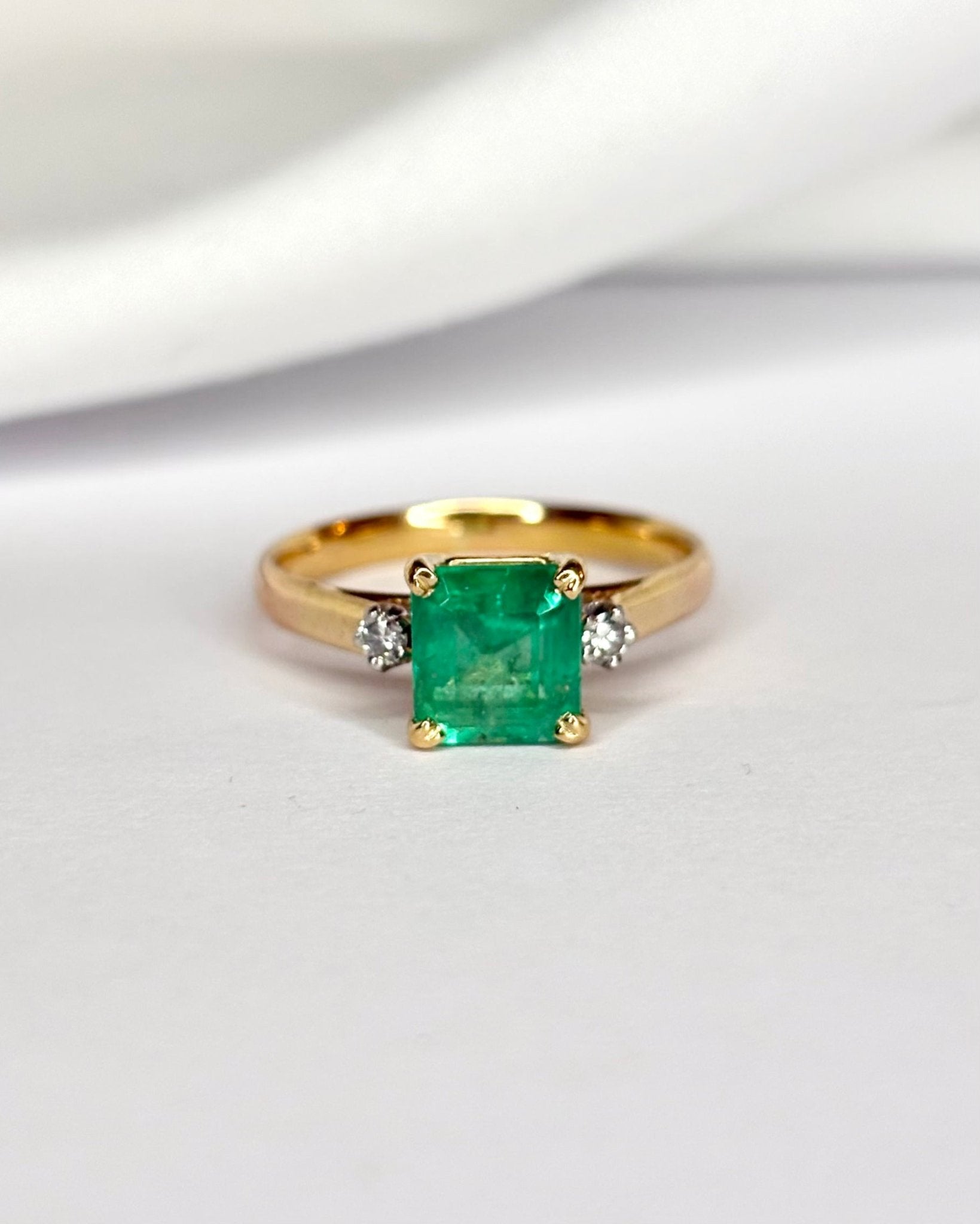 Bague Trilogie Émeraude 1.54 carat &amp; Diamants "Christiane" - Elliade Paris