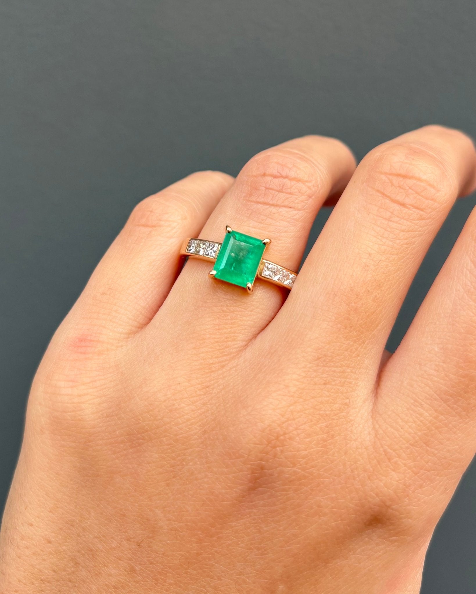 Bague Trilogie Émeraude 1.60 carat &amp; 6 Diamants "Alice" - Elliade Paris