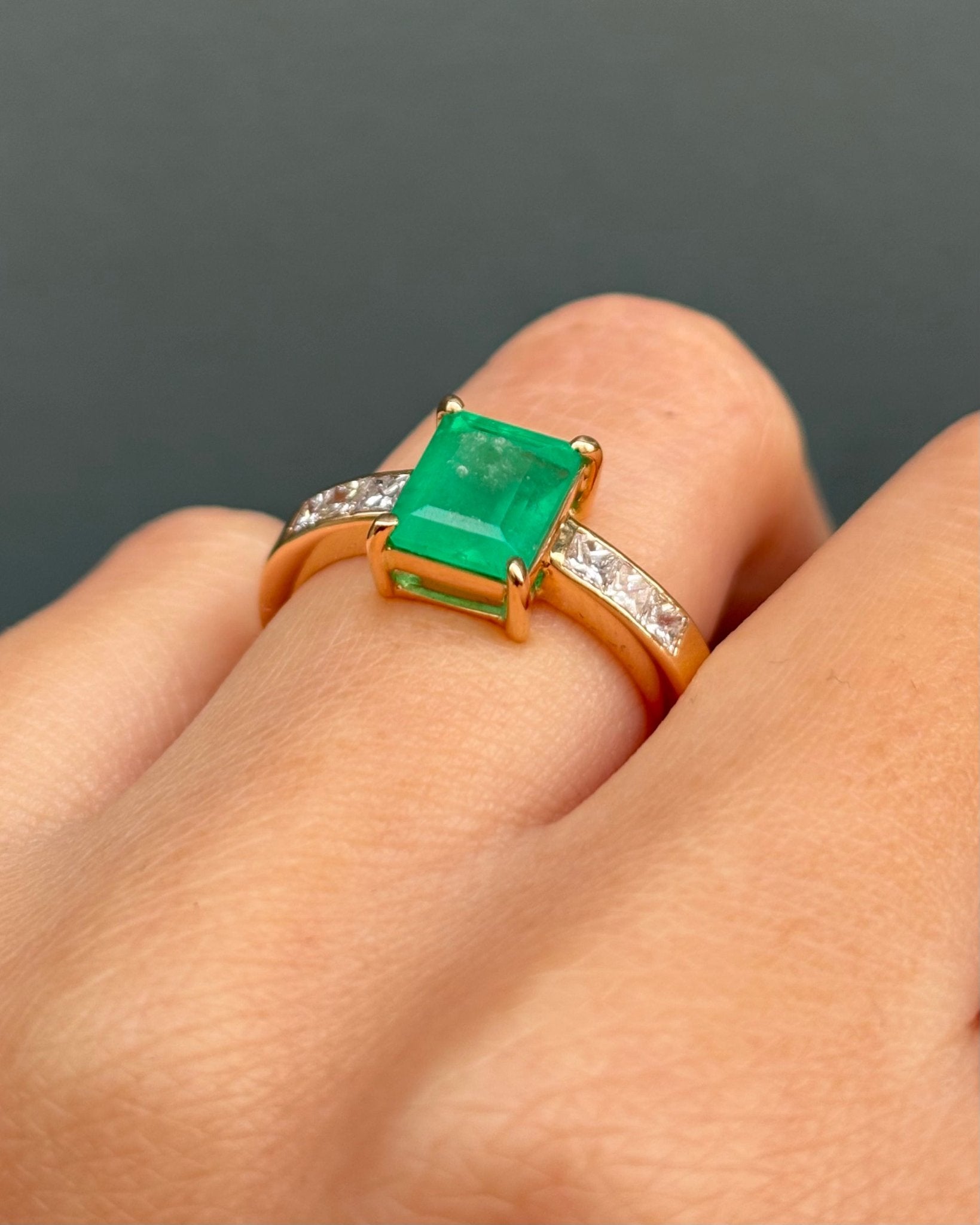 Bague Trilogie Émeraude 1.60 carat &amp; 6 Diamants "Alice" - Elliade Paris