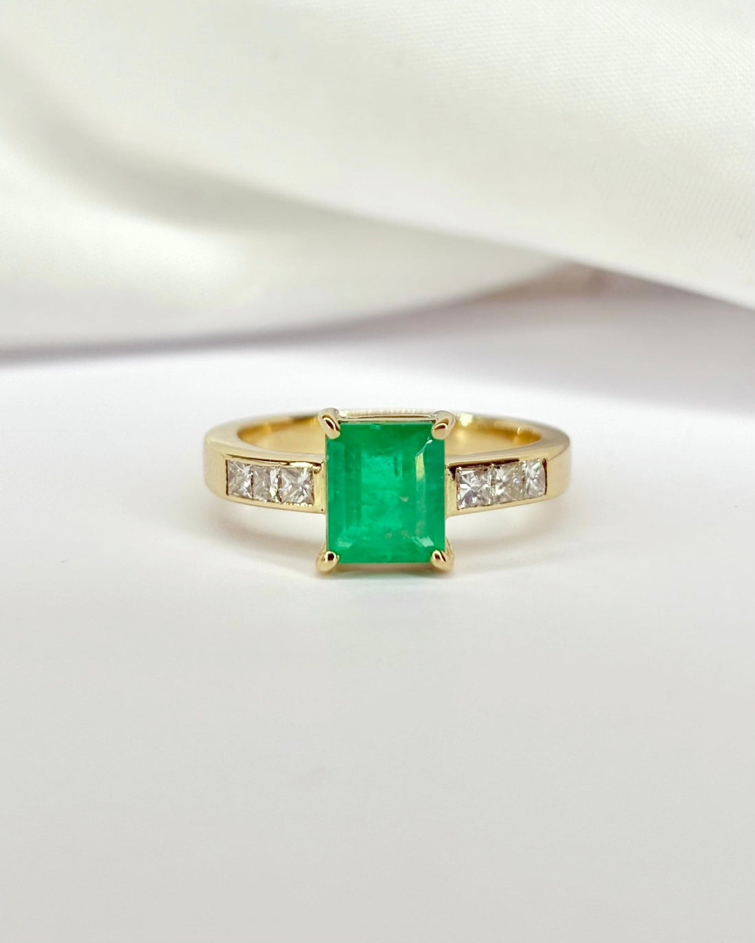 Bague Trilogie Émeraude 1.60 carat &amp; 6 Diamants &quot;Alice&quot; - Elliade Paris