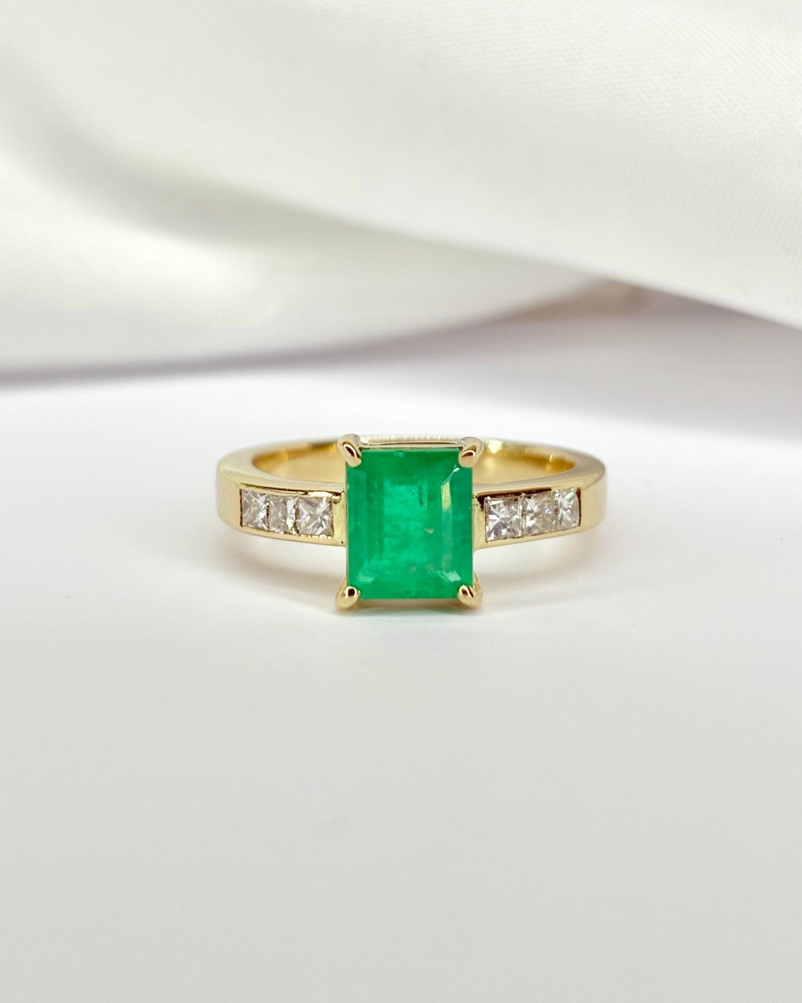 Bague Trilogie Émeraude 1.60 carat &amp; 6 Diamants "Alice" - Elliade Paris
