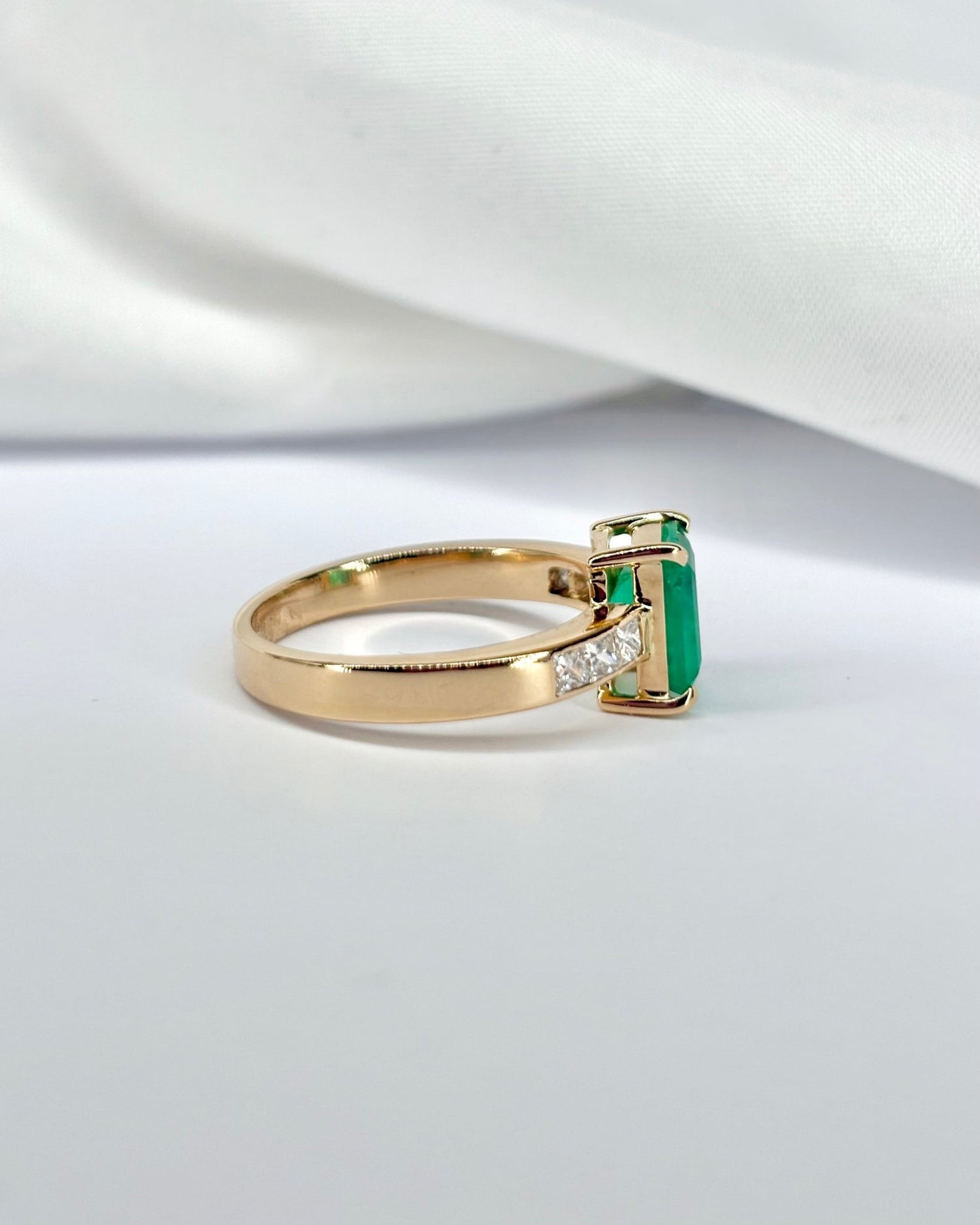 Bague Trilogie Émeraude 1.60 carat &amp; 6 Diamants &quot;Alice&quot; - Elliade Paris