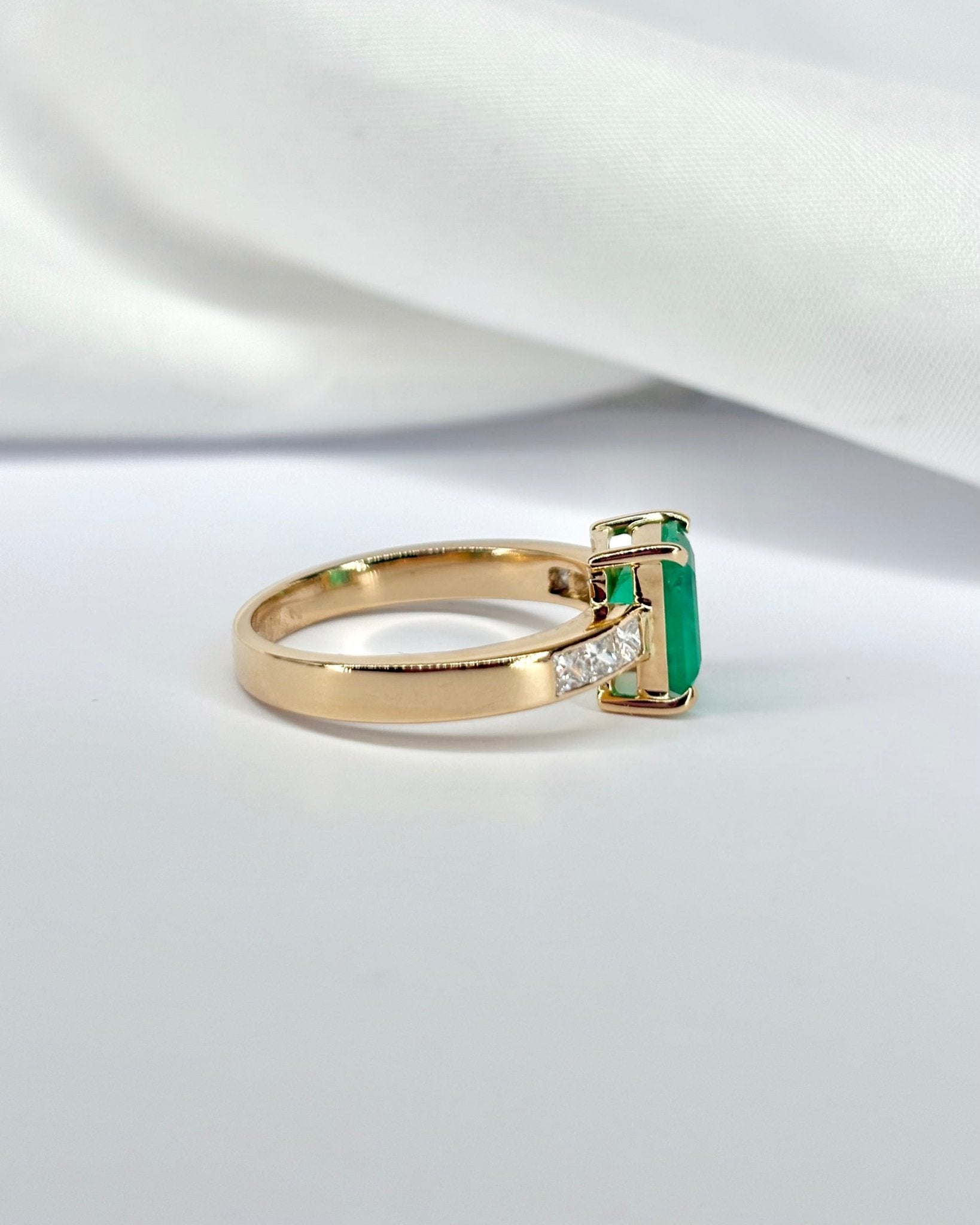 Bague Trilogie Émeraude 1.60 carat &amp; 6 Diamants "Alice" - Elliade Paris