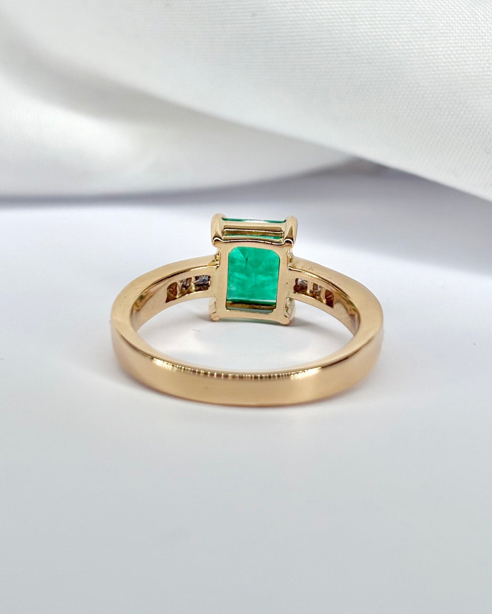 Bague Trilogie Émeraude 1.60 carat &amp; 6 Diamants "Alice" - Elliade Paris