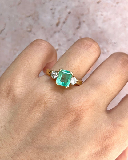 Bague Trilogie Émeraude 1.60 carat &amp; Diamants 0.40 carat "Charline" - Elliade Paris