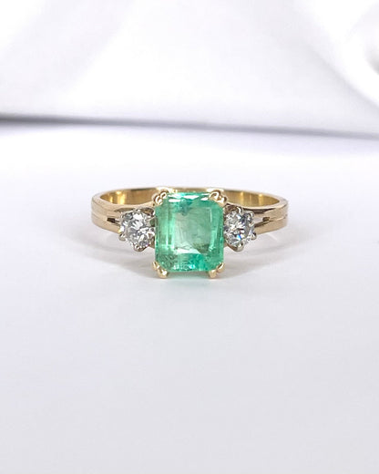 Bague Trilogie Émeraude 1.60 carat &amp; Diamants 0.40 carat "Charline" - Elliade Paris