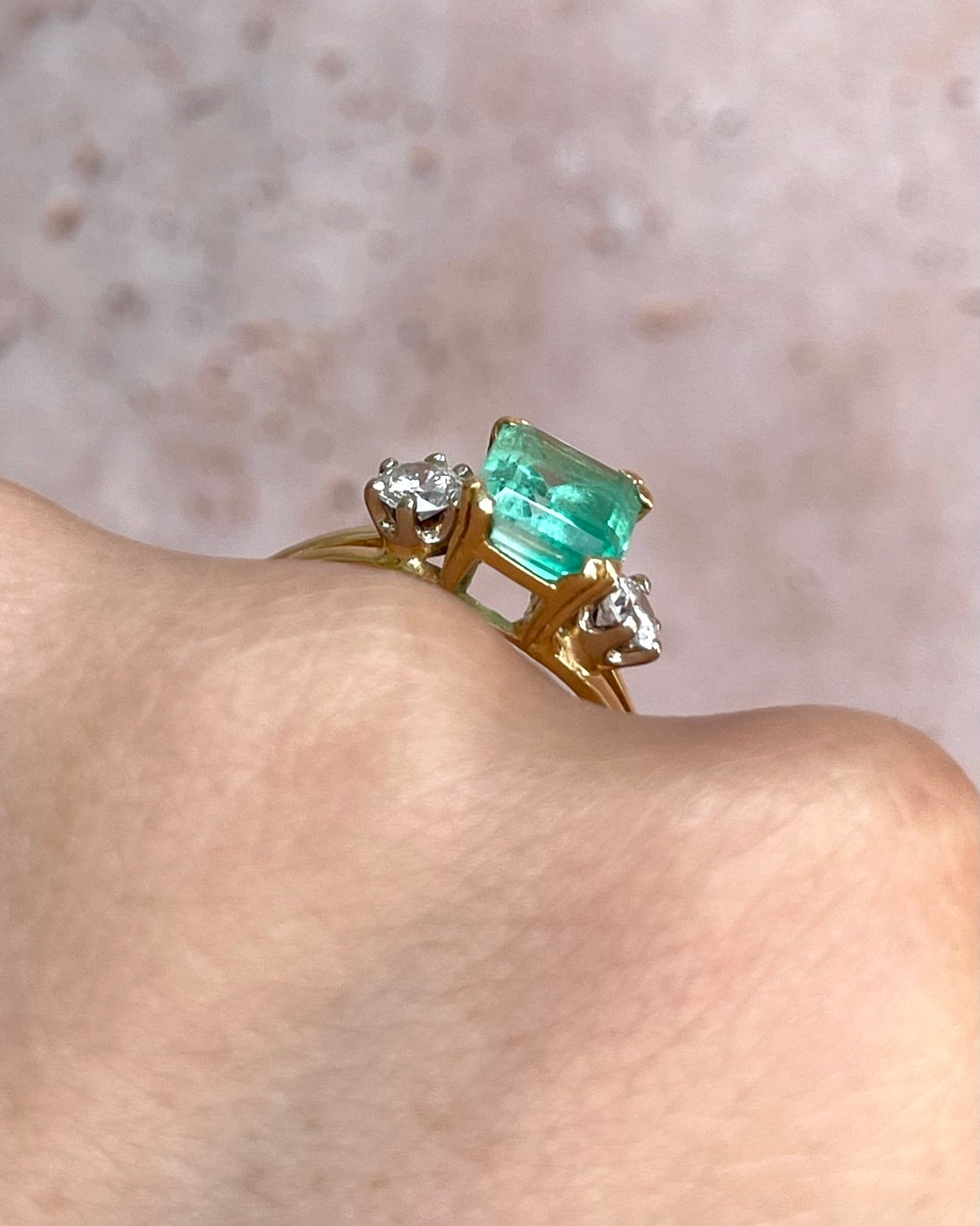 Bague Trilogie Émeraude 1.60 carat &amp; Diamants 0.40 carat "Charline" - Elliade Paris